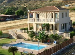 Peter&Mike Villa, Pomos